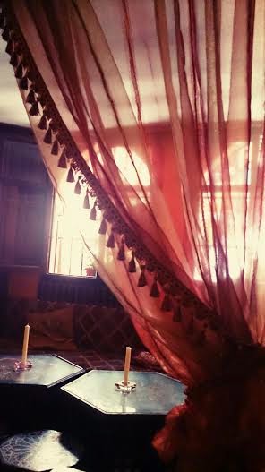 Luz entre cortinas
